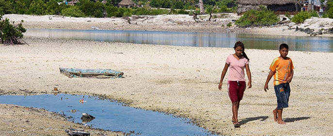 Residentes de Kiribati, un país conformado por islas de baja altitud amenazado por el aumento del nivel del mar. Fotografía: UN Photo/Eskinder Debebe 
