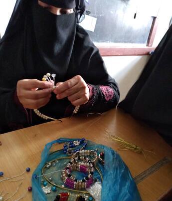 Une femme fabrique des bijoux