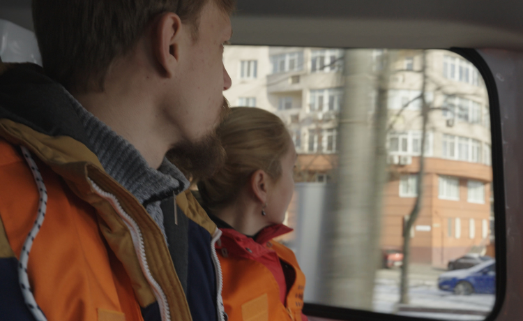 Une homme et une femme regardent par la fenêtre d’un véhicule