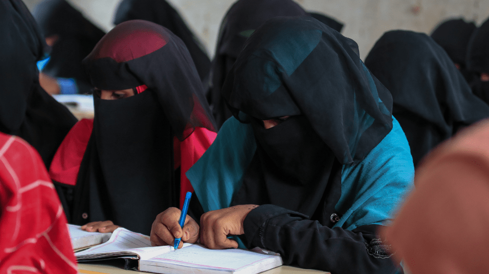 على الرغم من التخفيضات الحادة في التمويل، ترفض معلمة من اليمن الاستسلام وتصر على مواصلة العمل لإبقاء الفتيات في المدارس وحمايتهن من زواج الأطفال