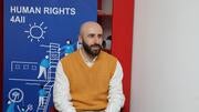 En Georgia, un defensor del colectivo LGBTQIA+ hace accesibles la prevención del VIH y la atención sanitaria a todo el mundo