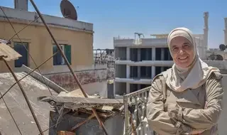 Paso a paso: cómo una superviviente del terremoto de Siria...